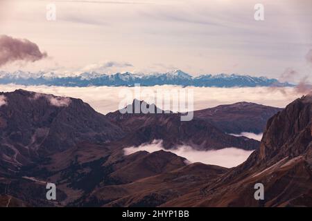 Vista panoramica sulle Alpi dalla vetta del monte Piz boe nelle Dolomiti, Italia Foto Stock