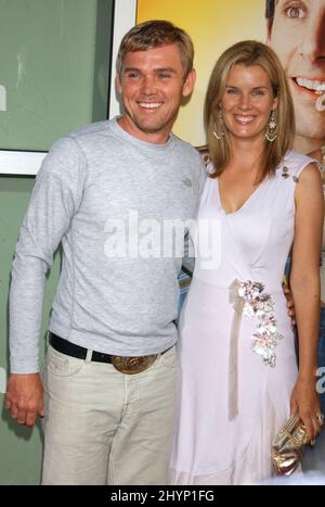 Rick Schroder e moglie Andrea partecipano alla 40 Year-Old Virgin World Premiere a Hollywood. Foto: UK Stampa Foto Stock