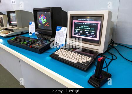 Un computer retrò Commodore Plus 4 in mostra presso il Center for Computing History di Cambridge, Regno Unito Foto Stock