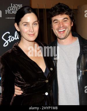 CARRIE-ANNE MOSS E STEVEN ROY PARTECIPANO ALLA PREMIERE 'THE COOLER' DI HOLLYWOOD. IMMAGINE: STAMPA UK Foto Stock