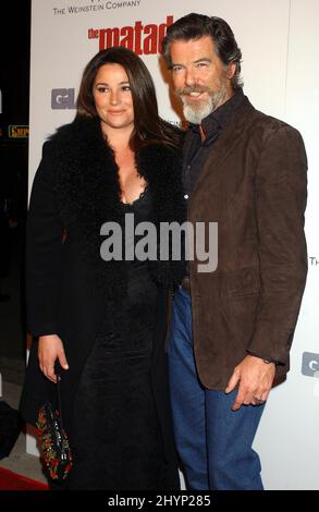 Pierce Brosnan e la moglie Keely Shaye Smith partecipano al Matador Los Angeles Premiere. Foto: UK Stampa Foto Stock