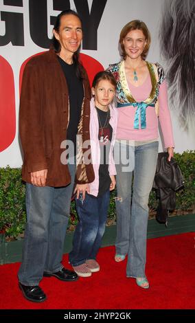 Brenda strong, il marito Tom Henri e il figlio John partecipano alla prima mondiale "The Shaggy Dog" di Hollywood. Foto: UK Stampa Foto Stock