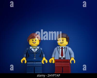 Tambov, Federazione russa - 11 marzo 2022 un uomo d'affari Lego e una donna d'affari Lego minifigure su sfondo blu. Primo piano. Foto Stock