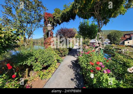 Il Bridge of Flowers attraversa il fiume Deerfield con le dolci colline del Massachusetts occidentale come sfondo a Shelburne, Massachusetts, durante l'autunno. Foto Stock