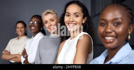 Erano donne che significano affari. Shot di un gruppo di donne d'affari al lavoro. Foto Stock