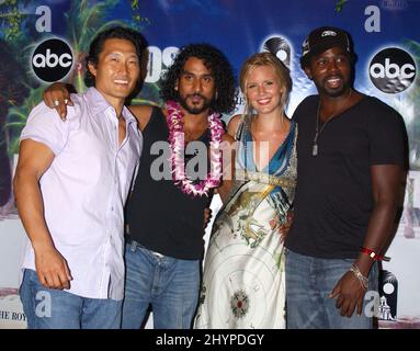 Daniel Dae Kim, Naveen Andrews, Maggie Grace e Harold Perrineau Jr. Partecipate alla festa premiere DELLA stagione PERDUTA 2 al Royal Hawaiian Hotel. Foto: UK Stampa Foto Stock