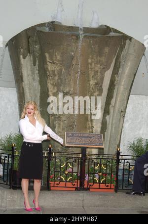 DREW BARRYMORE SVELA UNA FONTANA DEDICATA ALLA CASA HOLLYGROVE PER BAMBINI TRASCURATI E ABUSATI A HOLLYWOOD. IMMAGINE: STAMPA UK Foto Stock