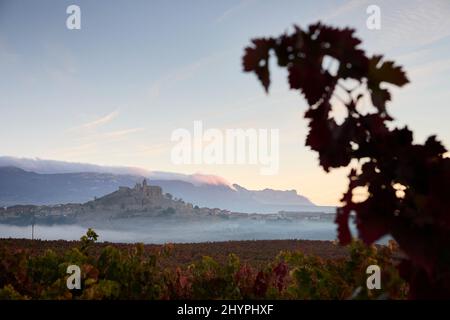 26/10/21 Dawn, San Vicente de la Sonsierra (la Rioja), Spagna. Foto di James Sturcke | sturcke.org Foto Stock