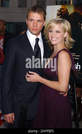 Reese Witherspoon e Ryan Phillippe partecipano al 'Crash' Los Angeles Premiere. Foto: UK Stampa Foto Stock