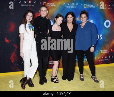 Marcia Gay Harden e la famiglia al National Geographic's 'Cosmos: Possible Worlds' Los Angeles Premiere tenuto al Royce Hall UCLA il 26 febbraio 2020 a Los Angeles. Foto Stock