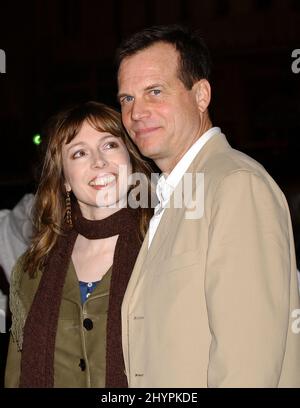 Bill Paxton e la moglie Louise Newbury partecipano alla prima serie originale HBO di 'Big Love' al Grauman's Chinese Theatre di Hollywood. Foto: UK Stampa Foto Stock