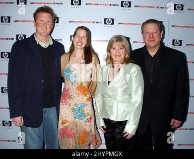 Al Gore, Tipper Gore, la figlia Kristin Gore e suo marito Paul Cusack partecipano alla 'una verità sconveniente' Los Angeles Premiere. Foto: UK Stampa Foto Stock