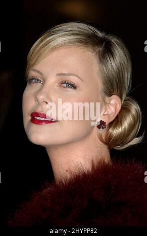 Charlize Theron partecipa alla prima mondiale di Eon Flux a Hollywood. Foto: UK Stampa Foto Stock