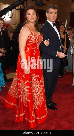 Pierce Brosnan & Keely Shaye Smith partecipano ai premi annuali dell'Accademia 77th al Kodak Theatre di Hollywood. Foto: UK Stampa Foto Stock