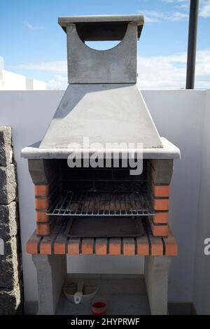 carboncino in cemento bbq nel giardino di una villa in playa blanca lanzarote, isole canarie, spagna Foto Stock