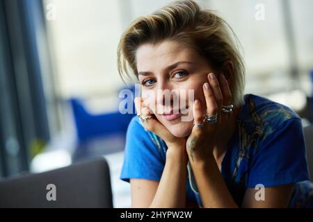 Cornelia Jakobs, il vincitore dello svedese Melodifestivalen, ha fotografato a Stoccolma, in Svezia, il 13 marzo 2022. Cornelia Jakobs rappresenterà la Svezia nel Concorso Eurovision Song 2022 a Torino con "Hold Me Closer". Foto: Fredrik Persson / TT / code 1081 Foto Stock