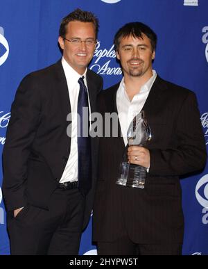 MATTHEW PERRY & MATT LEBLANC PARTECIPANO AI PREMI ANNUALI PEOPLE'S CHOICE 30TH IN CALIFORNIA. IMMAGINE: STAMPA UK Foto Stock