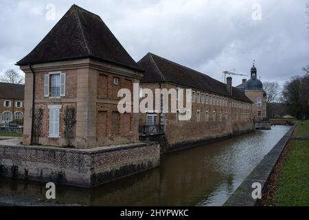 Pierre-de-Bresse, Francia - 21 febbraio 2022: Il castello di Pierre-de-Bresse è un castello del 17th secolo nella Bourgogne-Franche-Comte. Inverno nuvoloso d Foto Stock