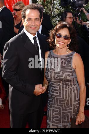 Tony Shalhoub & Brooke Adams partecipano agli Emmy Awards annuali 56th presso il Shrine Auditorium di Los Angeles. Foto: UK Stampa Foto Stock