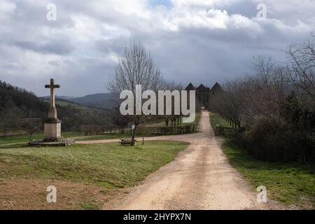 Berze-le-Chatel, Francia - 21 febbraio 2022: La fortezza di Berze-le-Chatel è un castello del 10th secolo nella Bourgogne-Franche-Comte. Nuvoloso giorno d'inverno. SEL Foto Stock