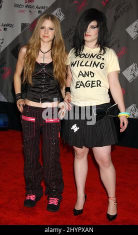 AVRIL LAVIGNE & KELLY OSBOURNE PARTECIPANO AI 2003 MTV VIDEO MUSIC AWARDS ALLA RADIO CITY MUSIC HALL DI NEW YORK. IMMAGINE: STAMPA UK Foto Stock