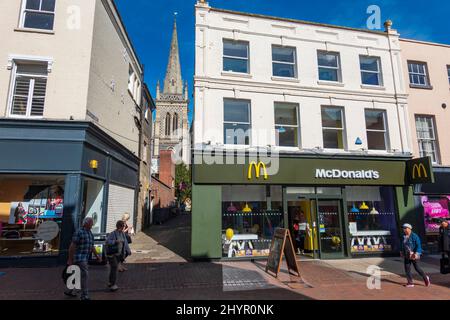 Una calda giornata autunnale durante Covid nel centro di Ipswich, pieno di visitatori, McDonalds on Tavern Street Suffolk, Regno Unito Foto Stock