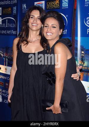 Penelope Cruz & Monica Cruz partecipano alla prima mondiale 'The Inquiry' all'Italia Film Festival di Hollywood. Foto: UK Stampa Foto Stock