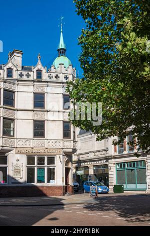 Una calda giornata autunnale durante Covid nel centro di Ipswich, il mercato del burro occupato con i visitatori, Suffolk, Regno Unito Foto Stock