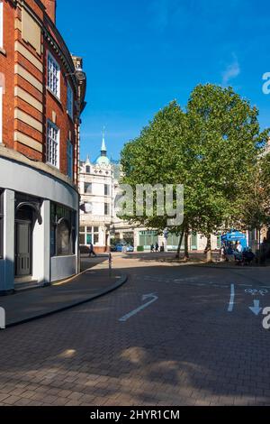 Una calda giornata autunnale durante Covid nel centro di Ipswich, il mercato del burro occupato con i visitatori, Suffolk, Regno Unito Foto Stock