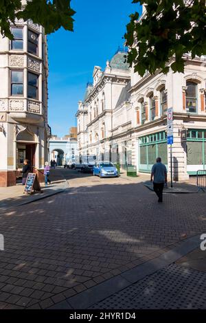 Una calda giornata autunnale durante Covid nel centro di Ipswich, il mercato del burro occupato con i visitatori, Suffolk, Regno Unito Foto Stock