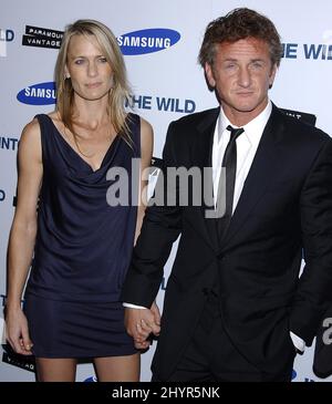 Robin Wright Penn e Sean Penn arrivano alla prima di Los Angeles di Into the Wild tenuto al DGA Theatre. Foto Stock