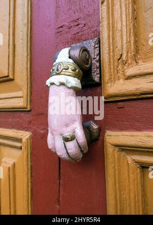 Tradizionale porta a bussare decorativo su porta di legno nel villaggio spagnolo Foto Stock