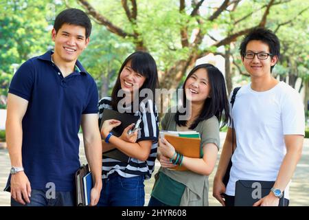 La vita dell'università è impressionante. Shot di studenti asiatici nel campus. Foto Stock