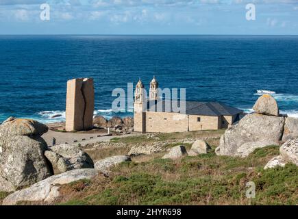 Il santuario di Virxe da Barca e una scultura Ferida a Muxía, a Coruña, Spagna Foto Stock