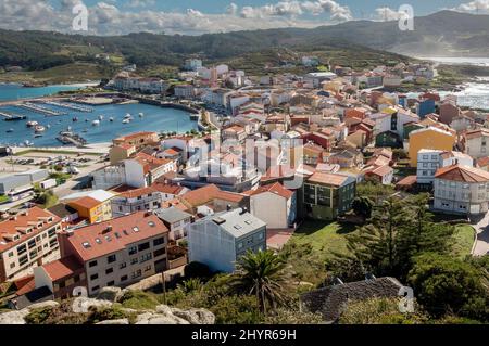 Ammira la città costiera di Muxia sul Camino De Santiago nella regione di una Coruna nel nord della Spagna Foto Stock