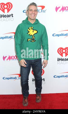 FOTO DEL FILE: Andy Cohen test positivi per il coronavirus COVID-19. Andy Cohen partecipa al Jingle Ball 2018 di Z100, tenutosi all'Hilton New York il 7 dicembre 2018 a New York City. Foto Stock