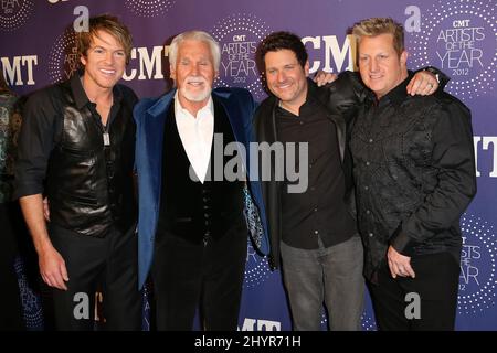 FOTO DELL'ARCHIVIO: La superstar della musica country Kenny Rogers è passata via dalle cause naturali in Georgia circondata dalla famiglia all'età di 81 anni. 3 dicembre 2012 Franklin, Tn. Jay DeMarcus e Joe Don Rooney e Gary Levox di Rascal Flatt e Kenny Rogers CMT 2012 Artisti dell'anno tenuto alla fabbrica Foto Stock