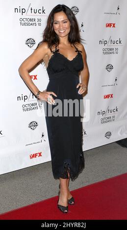 TIA Carrere partecipa al Nip/Tuck Season Five Premiere Screening tenuto al Paramount Theatre di Hollywood. Foto Stock