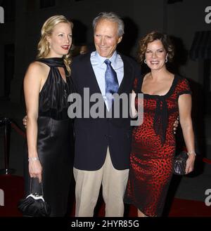 Alison Eastwood, Clint Eastwood e marcia Gay Harden alla prima di Los Angeles di 'Rails & Ties' a Los Angeles. Foto Stock