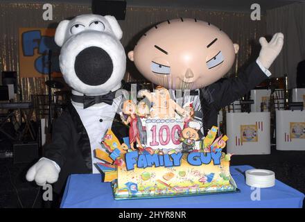 Brian Griffin e Stewie Griffin partecipano al "Family Guy" 100th Episode Party tenutosi a Social Hollywood a Los Angeles. Foto Stock
