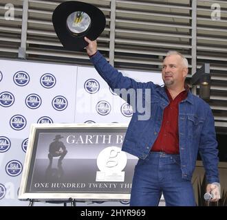 Garth Brooks ha nominato il numero 1 Selling solo Artist in US History dalla Recording Industry of America Association durante una cerimonia tenuta di fronte al Capitol Records Building di Hollywood. Foto Stock
