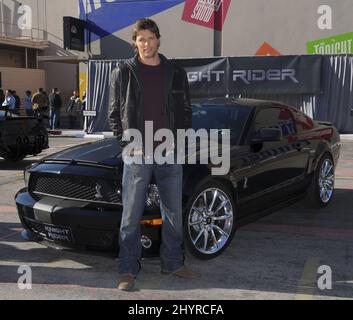 Justin Bruening del cast Knight Rider presenta un KITT Mustang personalizzato presso gli studi NBC di Los Angeles Foto Stock