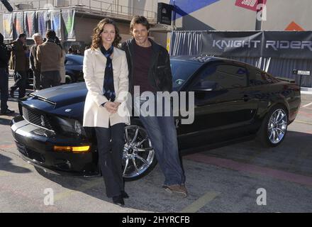 Deanna Russo e Justin Bruening del Cavaliere Rider presentano un KITT Mustang personalizzato presso gli studi NBC di Los Angeles Foto Stock