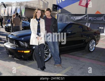 Deanna Russo e Justin Bruening del Cavaliere Rider presentano un KITT Mustang personalizzato presso gli studi NBC di Los Angeles Foto Stock