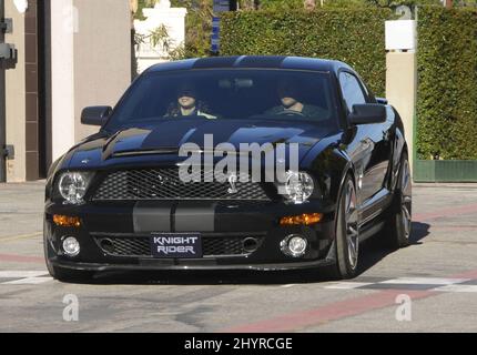 Deanna Russo e Justin Bruening del Cavaliere Rider presentano un KITT Mustang personalizzato presso gli studi NBC di Los Angeles Foto Stock