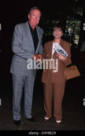 Foto di archivio datata 20/08/00 di Suzanne Pleshette e del marito Tom Poston che ha partecipato al 'Walter Matthau Memorial' tenuto al DGA Theatre di West Hollywood, CA. L'attrice americana Suzanne Pleshette è morta all'età di 70 anni, la sera del 19 gennaio 2008 di insufficienza respiratoria nella sua casa di Los Angeles. Foto Stock