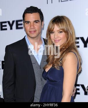 Jessica Alba e Cash Warren arrivano alla prima Eye al Pacific Cinerama Dome di Los Angeles. Foto Stock