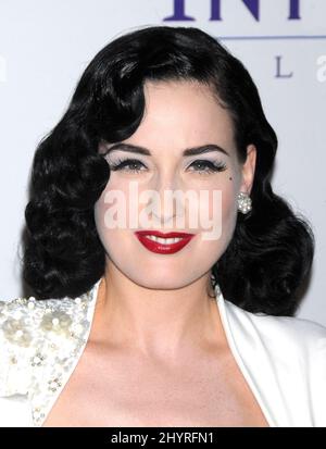 Dita von Teese partecipa al Clive Davis Pre-GRAMMY Party 2008 tenuto al Beverly Hilton Hotel di Los Angeles. Foto Stock