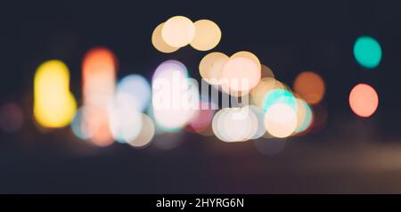 Notte luci di strada della città bokeh sfondo scuro Foto Stock