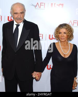 Sean Connery nacque il 25 agosto 1930 e morì il 31 ottobre 2020 nel sonno alle Bahamas.8 giugno 2006 Hollywood, CA. Sean Connery & Micheline Roquebrune l'AFI Life Achievement Award 34th: Un tributo a Sir Sean Connery tenuto al Kodak Theatre Foto Stock